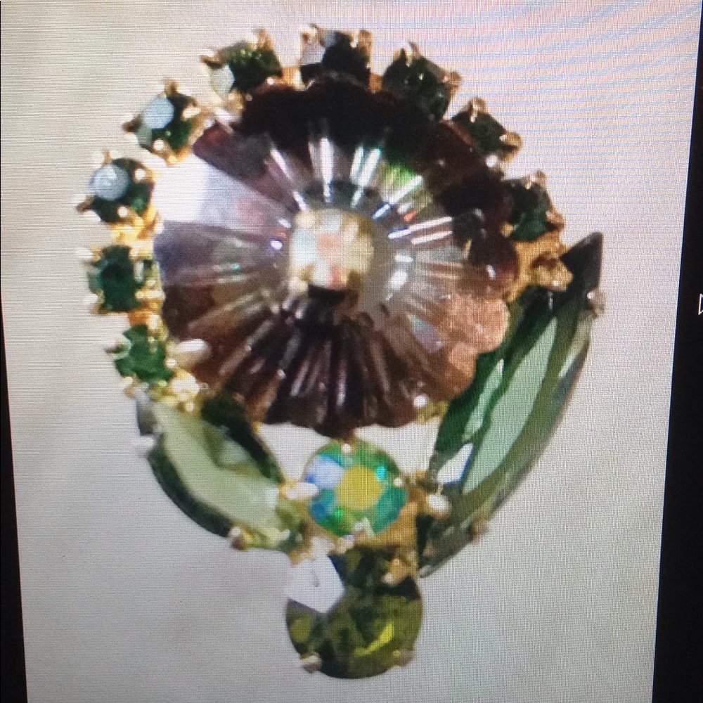 A beautiful vintage rivoli crystal flower brooch. Unsigned "Juliana style" 60’s